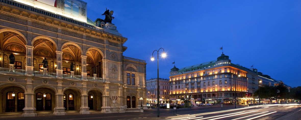 Vista del exterior con la Ópera Estatal de Viena