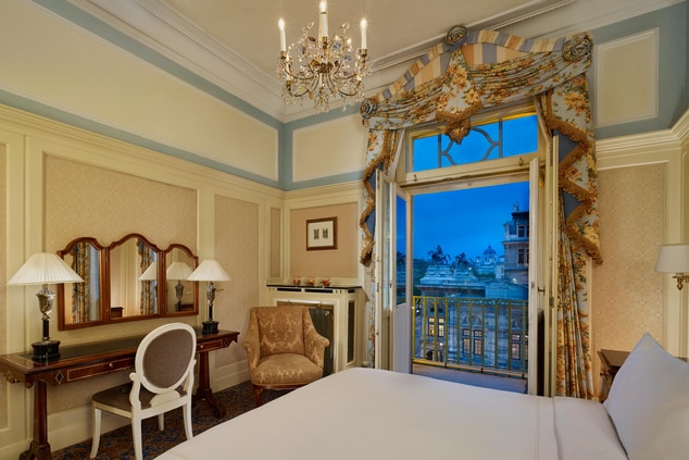 King Classic Guest Room With Opera View