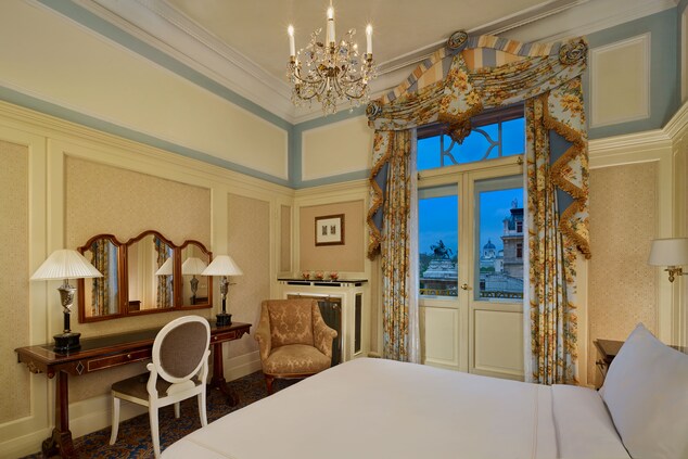 King Classic Guest Room With Opera View