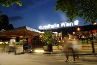 Kunsthalle Wien am Karlsplatz bei Nacht