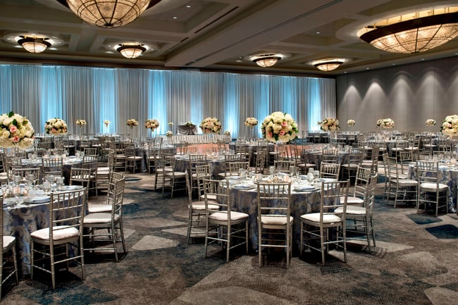 Grande salle de bal, configuration réception de mariage