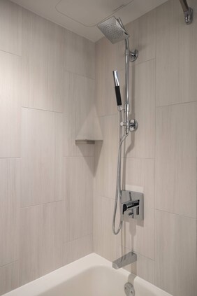 Guest Bathroom – Shower/Tub