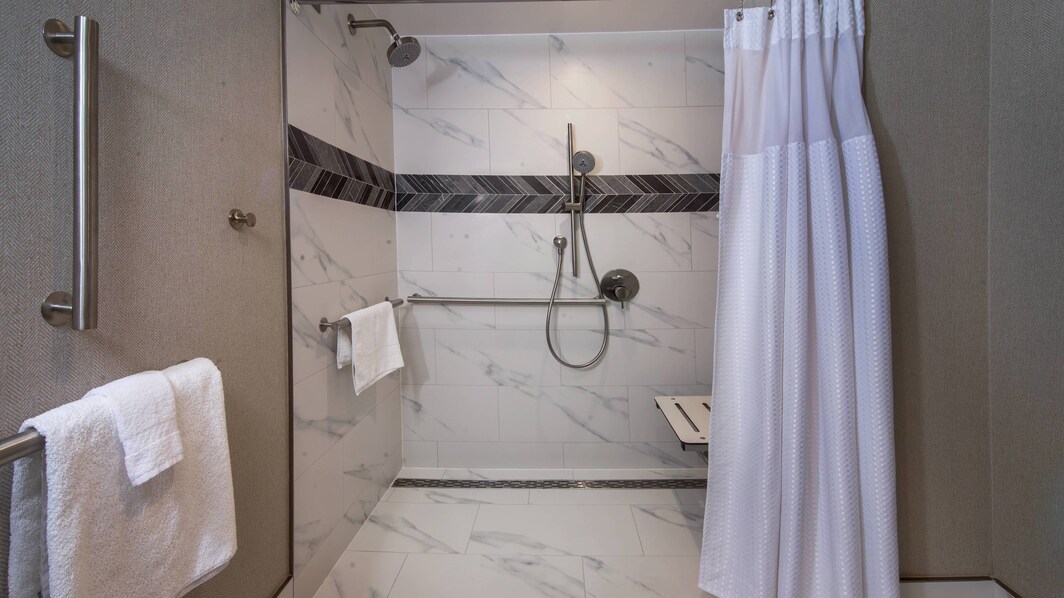 バリアフリー客室バスルーム - 車椅子用シャワー