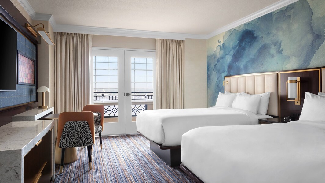 Desfrute de um quarto recentemente renovado com camas queen-size confortáveis com vista para o átrio.