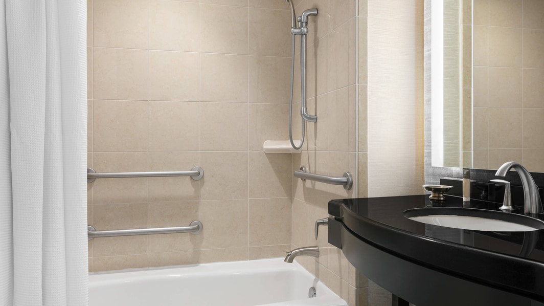 Banheiro para hóspedes com mobilidade reduzida – Combinação de banheira e chuveiro