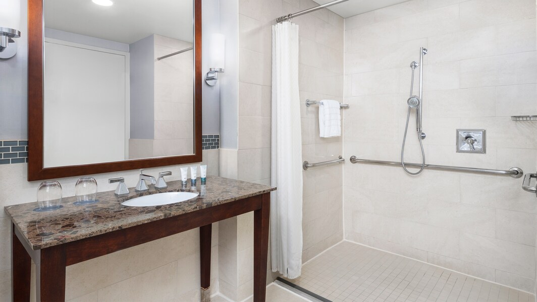 Номер для гостей с ограниченными возможностями с двуспальной кроватью (King) – ванная комната