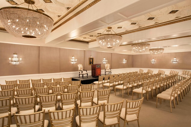 Sala Andrew Jackson configurada para reunião estilo sala de cinema