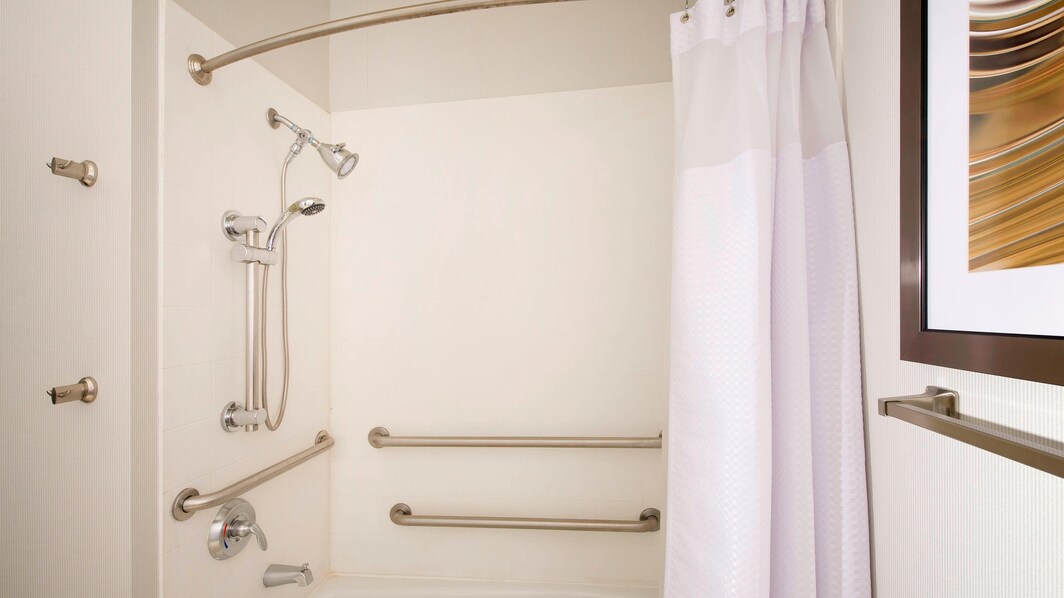 Baño de la habitación - Bañera con instalaciones para personas con necesidades especiales