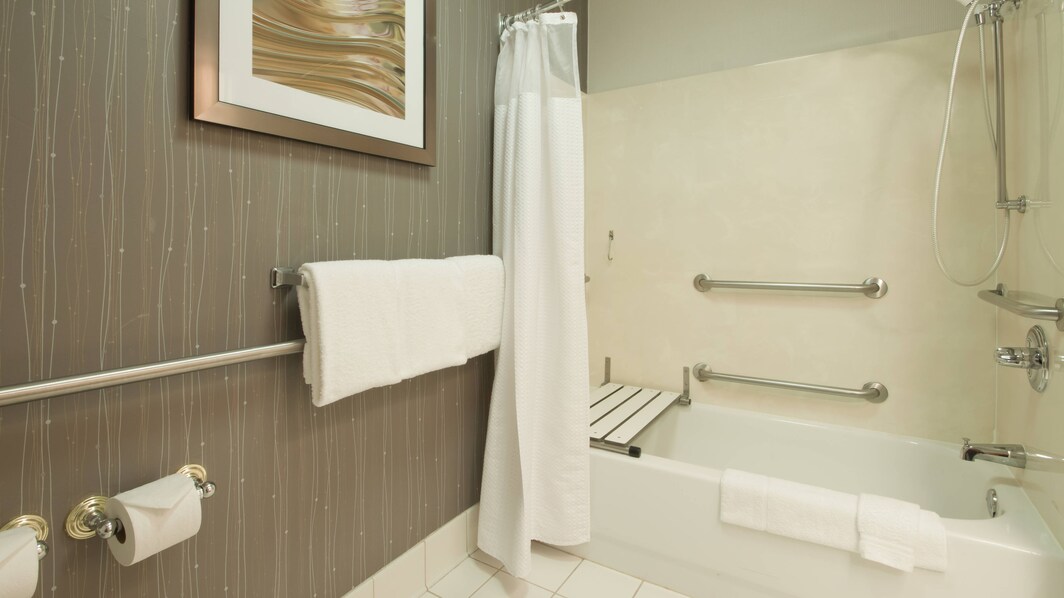 Baño de la habitación con acceso para personas con movilidad reducida en el hotel en Palmdale, California