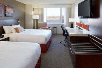 Chambre Deluxe avec deux lits doubles et vue sur le fleuve au Delta Fredericton