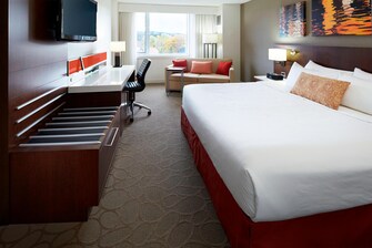 Chambre standard avec lit king size et vue sur le parc au Delta Fredericton