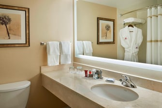 Salle de bains de chambre avec accès à la conciergerie
