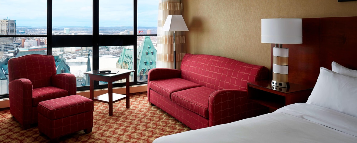 Chambre avec lit king size de l'hôtel du centre-ville d'Ottawa