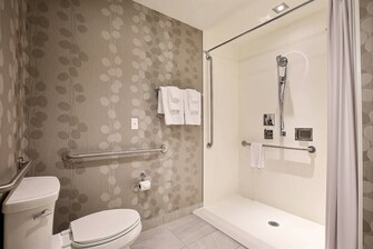 Douche accessible en fauteuil roulant d’une salle de bain de chambre