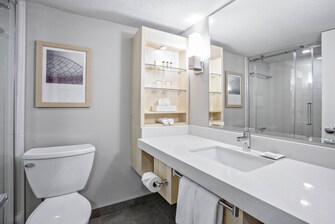 Salle de bain de chambre d'angle haut de gamme