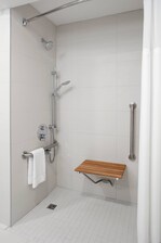 Salle de bains de chambre accessible aux personnes à mobilité réduite - douche accessible en fauteuil roulant