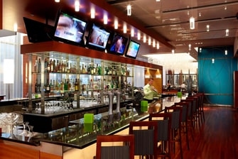 Bar d’hôtel à l’aéroport de Montréal