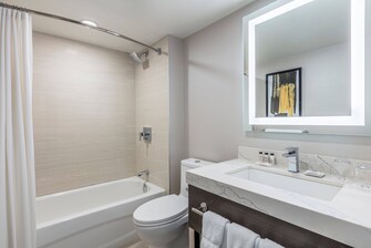 Salle de bain d'une suite - Baignoire et douche