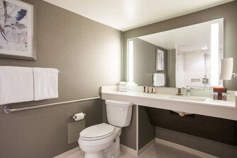 Douche d'une chambre accessible aux personnes à mobilité réduite de l'hôtel de Calgary