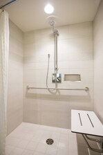 Chambre avec salle de bains accessible aux personnes à mobilité réduite à Calgary