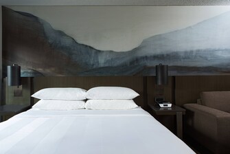Chambre avec lit king size et accès à la conciergerie