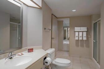 Suite avec bain à remous – salle de bains