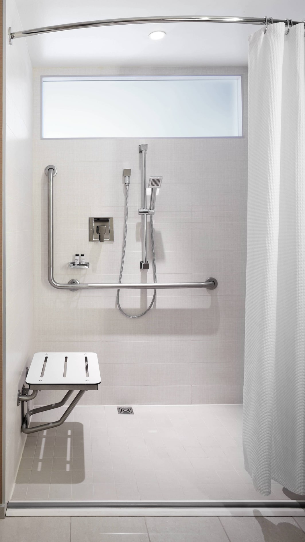 Banheiro do quarto para hóspedes com mobilidade reduzida - Chuveiro para cadeira de rodas em conformidade com a Americans with Disabilities Act (ADA)