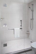 Salle de bain de suite Junior Deluxe, douche à l’italienne
