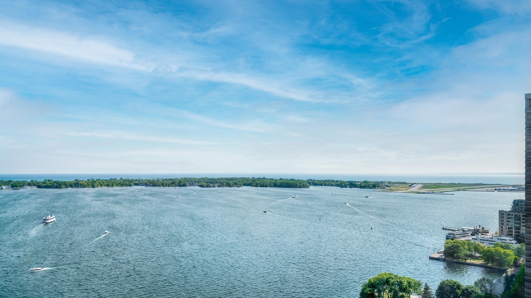 Панорамный вид на озеро из номера
