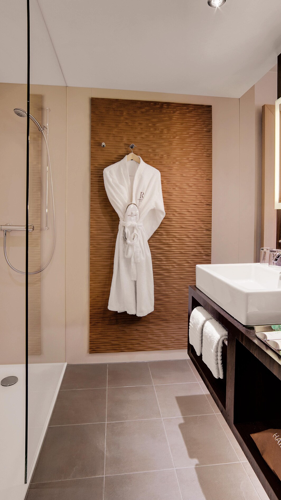 Ванная комната полулюкса в отеле Zurich Tower Hotel