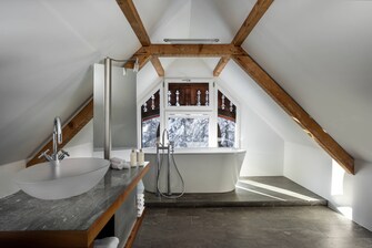 Hauptschlafzimmer der Waldhaus Suite – Badewanne