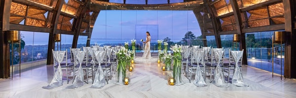 Uma noiva celebra seu casamento com o Marriott Meetings and Events em um belo hotel e resort à beira-mar em Bali, Indonésia