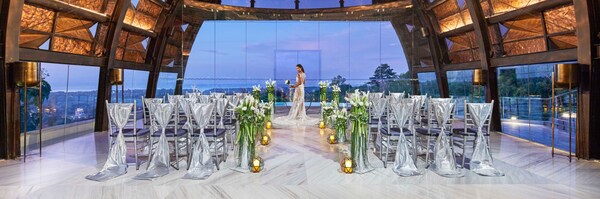 A bride celebrates her wedding with Marriott Meetings and Events at a beautiful oceanfront hotel and resort in Bali, Indonesia
