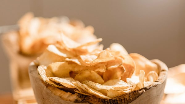 Des chips dans un bol en bois lors d’une réception.