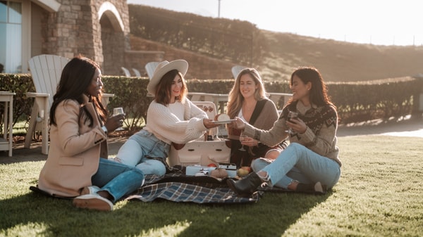 Un grupo de cuatro mujeres disfrutando de un pícnic