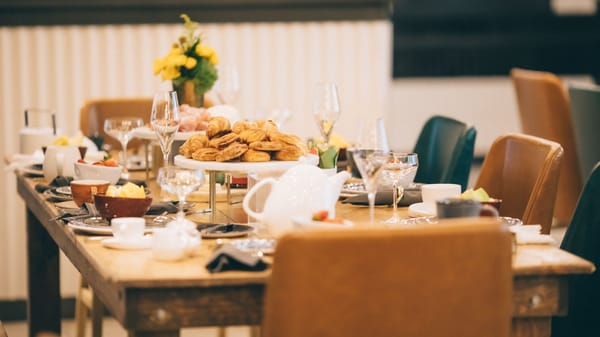 Allestimento di cibo e bevande per evento sociale su un lungo tavolo
