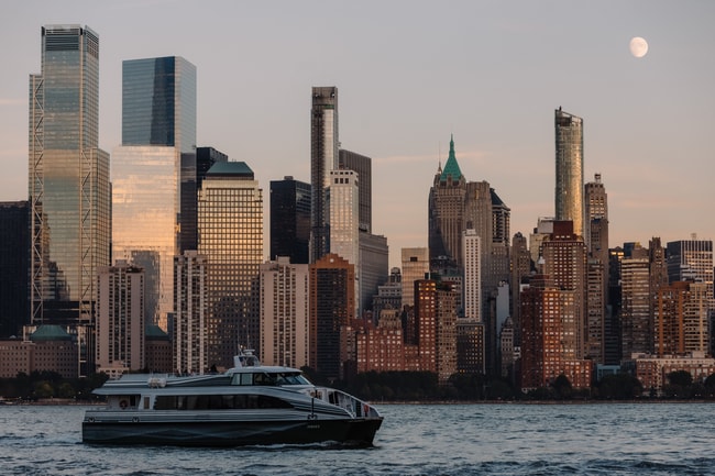 手前にボートが見えるニューヨークシティのスカイライン
