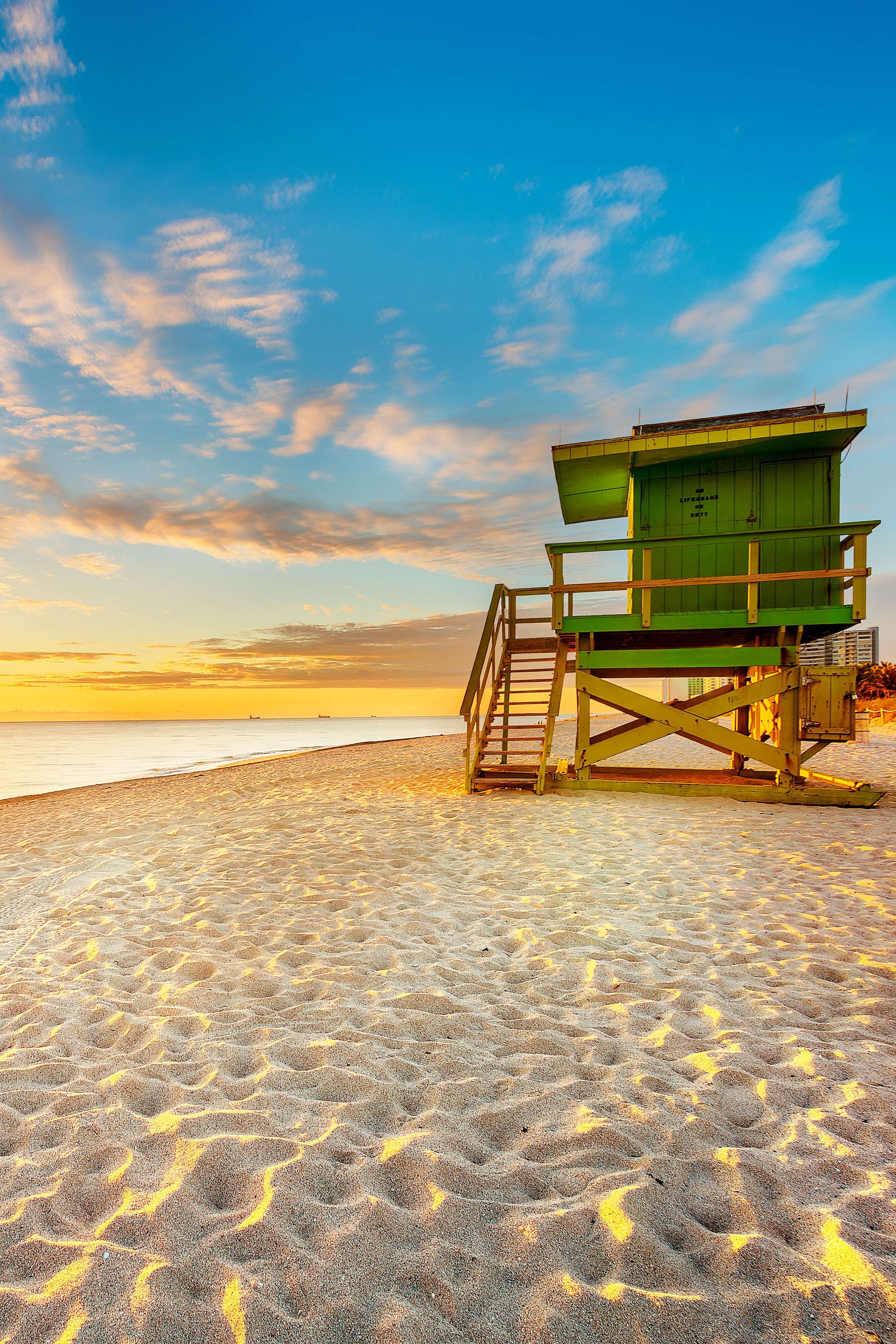 Vista de la playa del amanecer sobre el océano