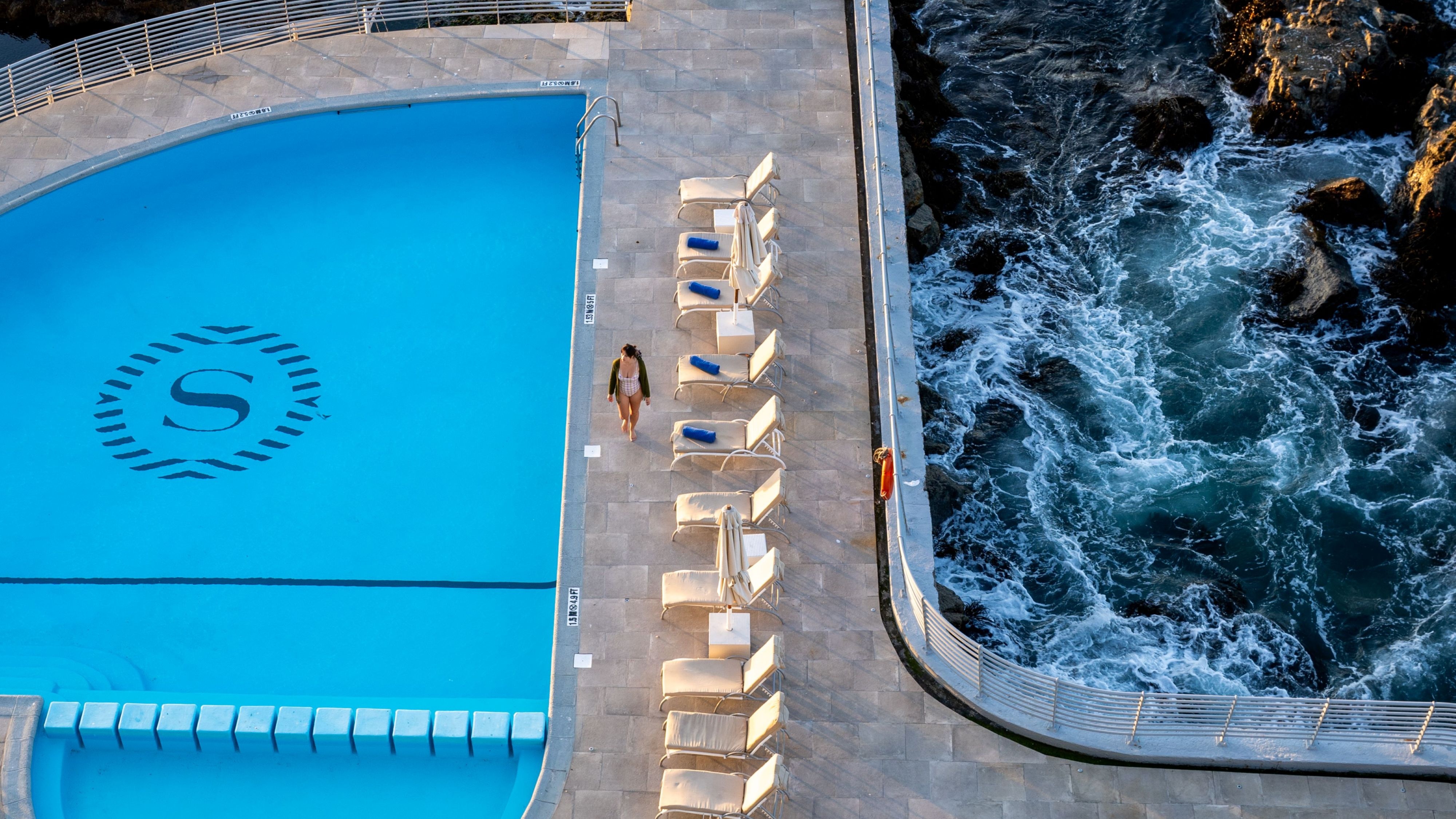 Vista aérea de la zona exterior de la piscina y el mar
