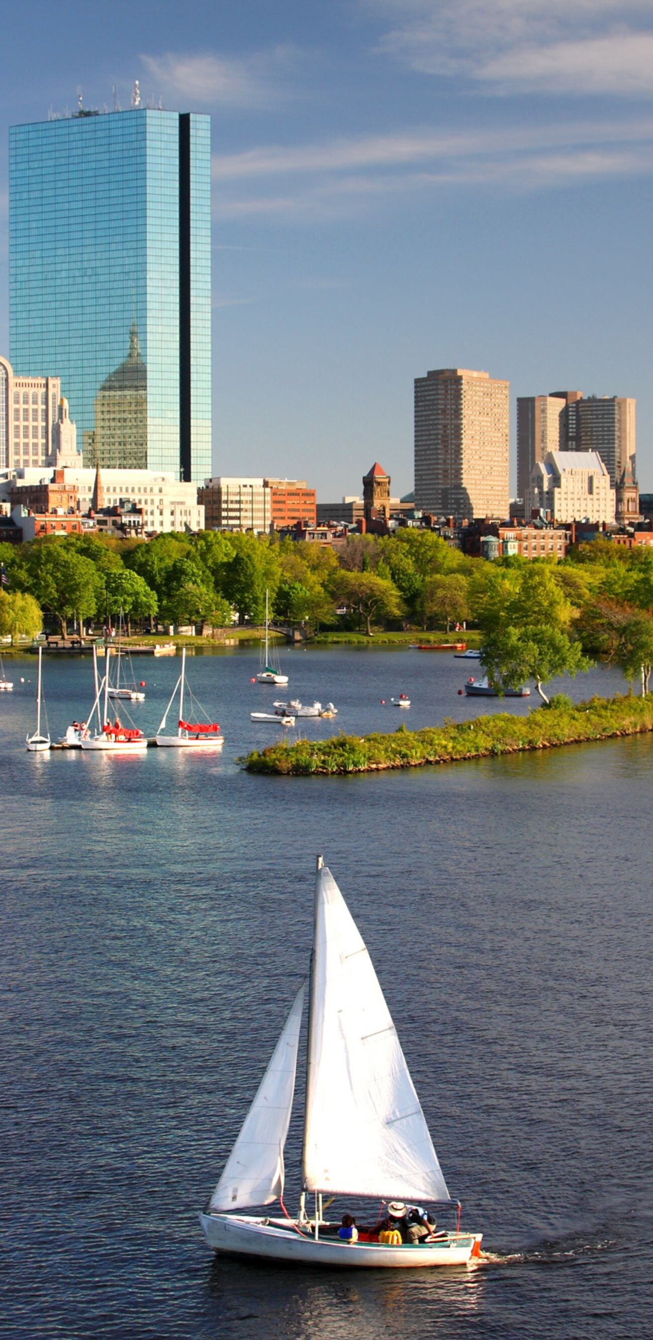 Travel, Tourism, Building Exterior, Looking At View, City Life, Coastline, Cambridge - Massachusetts, Skyscraper, Scenics, Architecture, Urban Scene, Viewpoint, Sailing, Boston - Massachusetts, Massachusetts, New England - Usa, Sun, Charles River, River, Water's Edge, Built Structure, Urban Skyline, Cityscape, City, Sailboat, Nautical Vessel