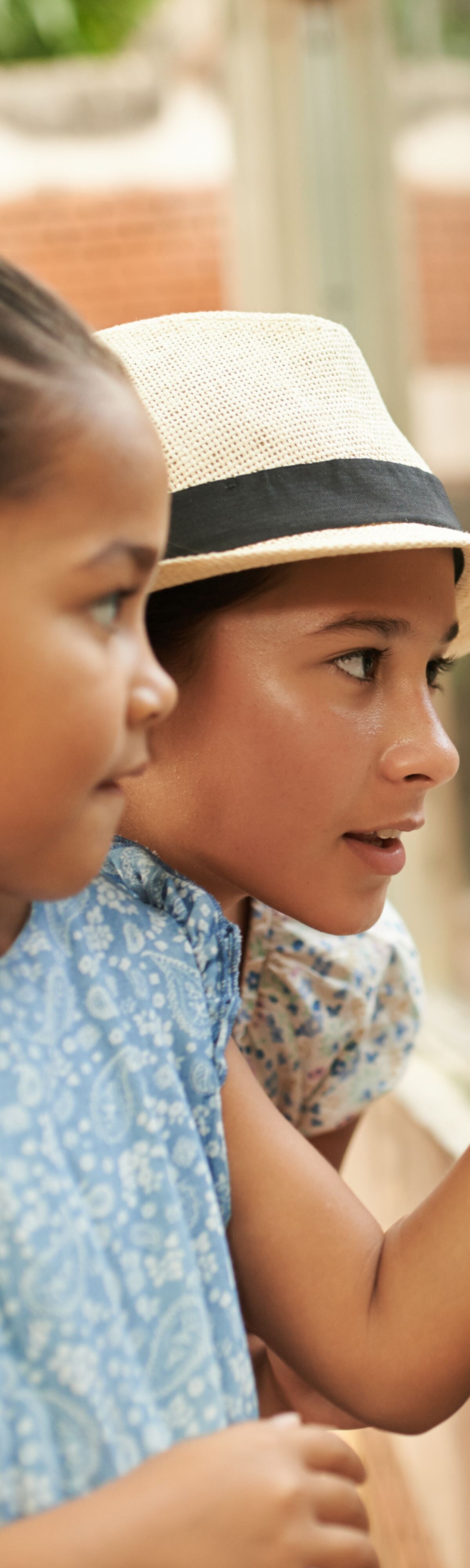 Terrarium, Leisure Activity, Girls, Teenage Girls, Indonesian Ethnicity, Zoo, Child, Pointing, Looking, Showing, Asian Ethnicity, Curiosity, Danger, Exoticism, Glass - Material, Tropical Climate, Education, Nature, Recreational Pursuit, Sister, Offspring, People, Python, Snake, Animal, Carnivore
