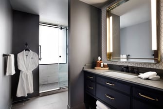 Baño amplio con ducha y tocador con espejo. 