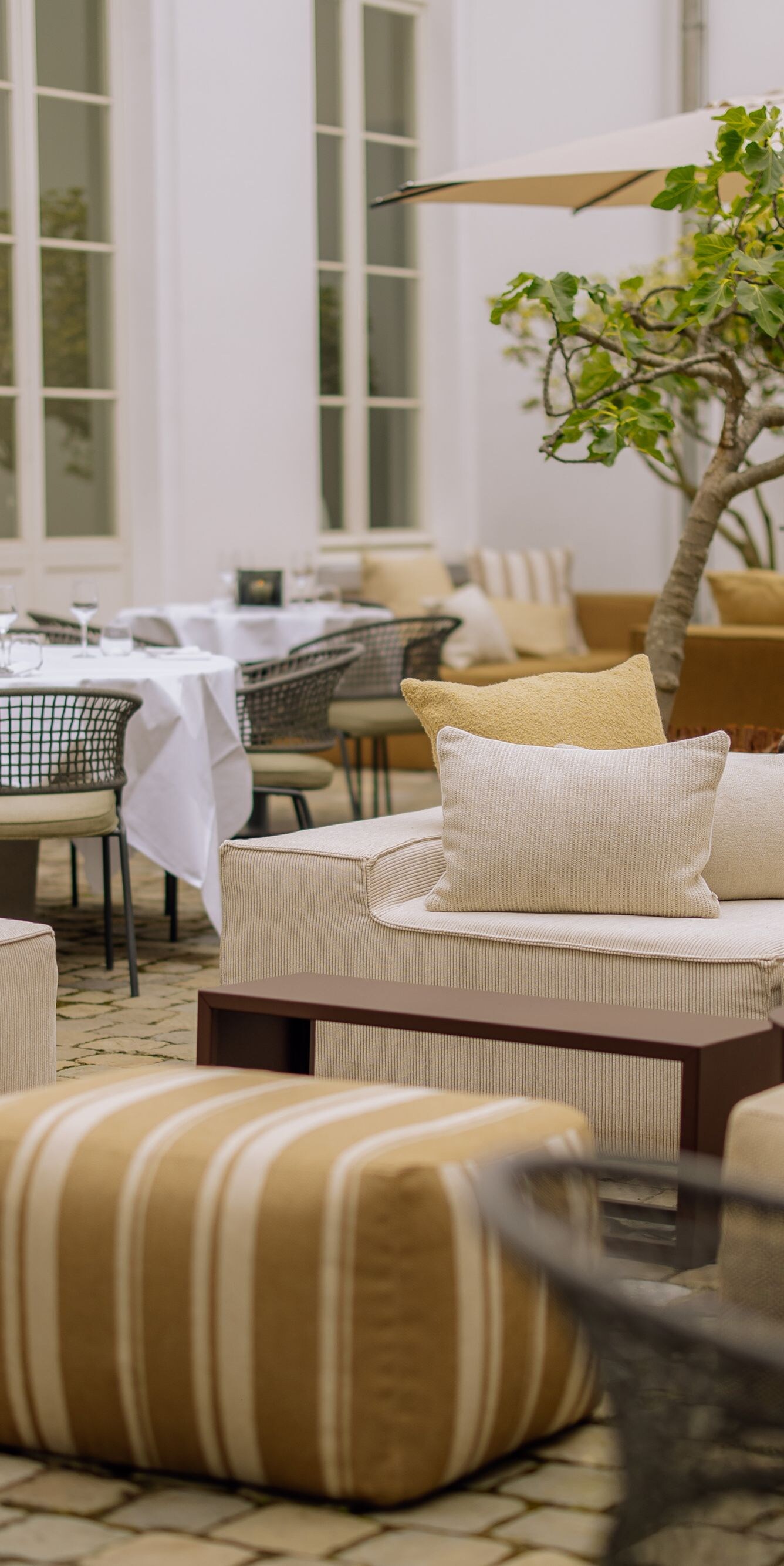 Eine ruhige und elegante Patio-Szene