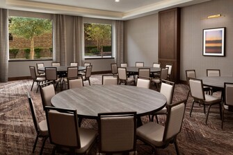 Vista general de la sala de reuniones 3 con mesas redondas