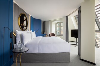 Dormitorio con cama tamaño King de la suite Luc