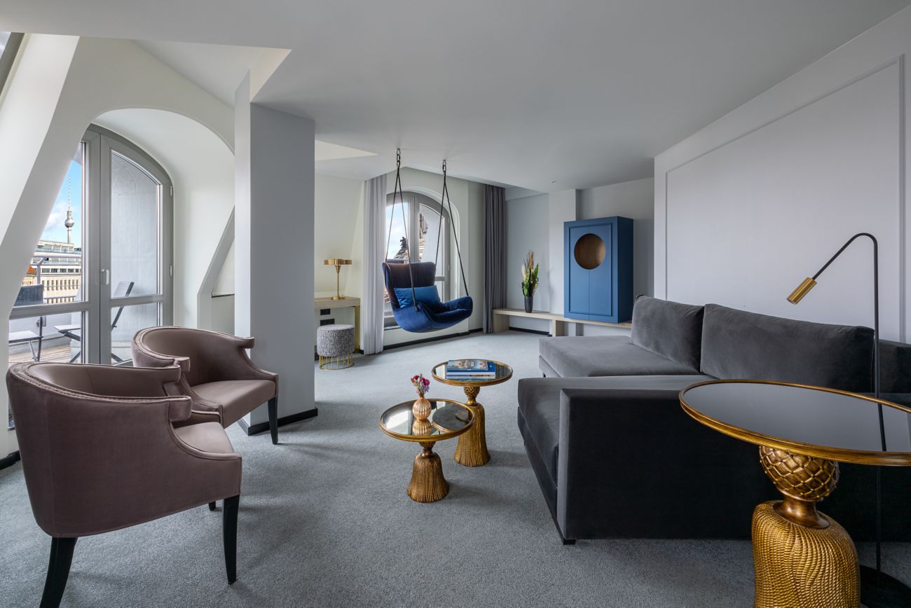 Luc King Suite - Livingroom