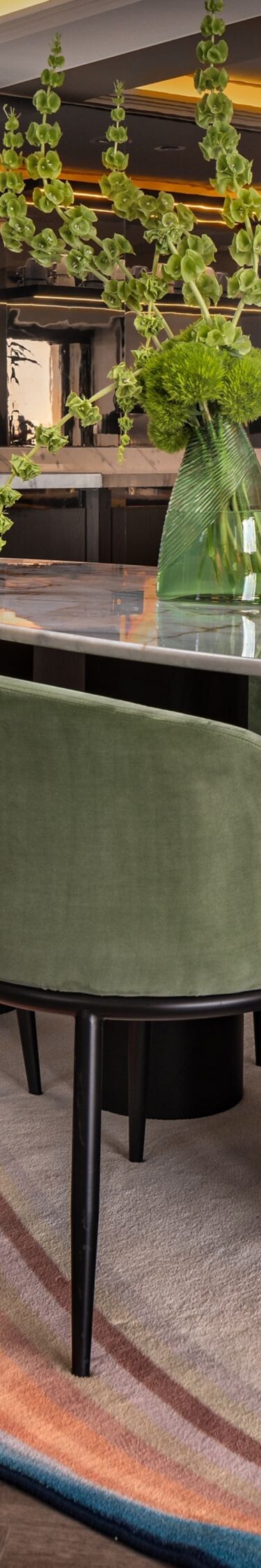 Sitzbereich in der Küche mit Tisch und Stühlen