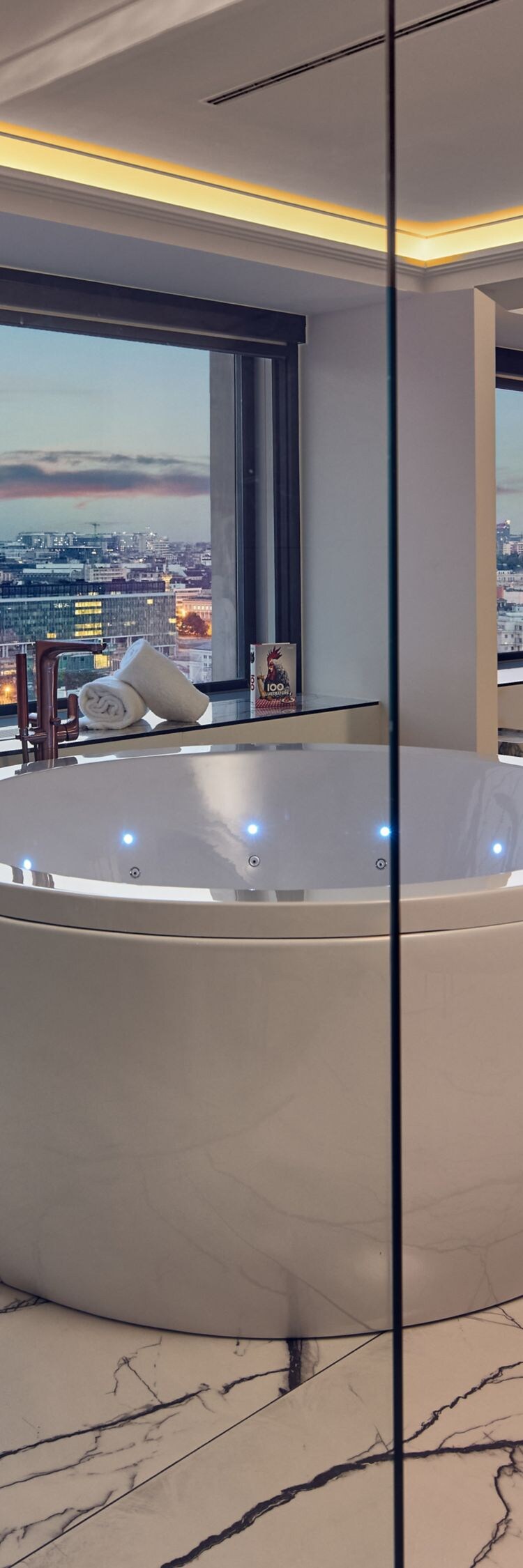 Badezimmer, Badewanne, Sauna, Whirlpool, Skyline-Blick 