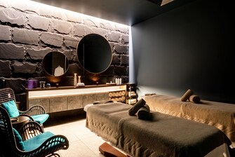Dos camas para masajes en la sala de masaje