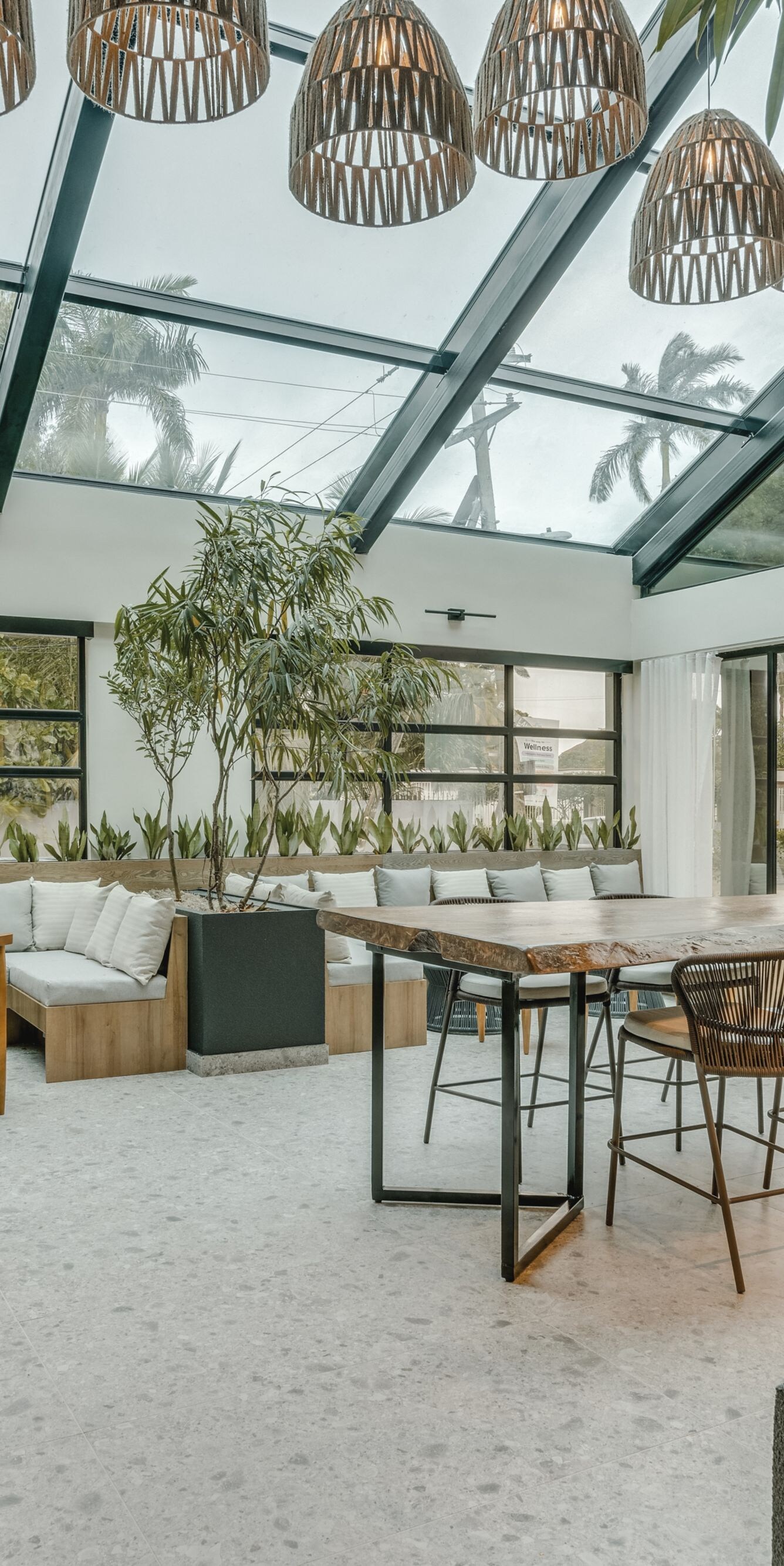 Glass ceiling lounge with dining tables